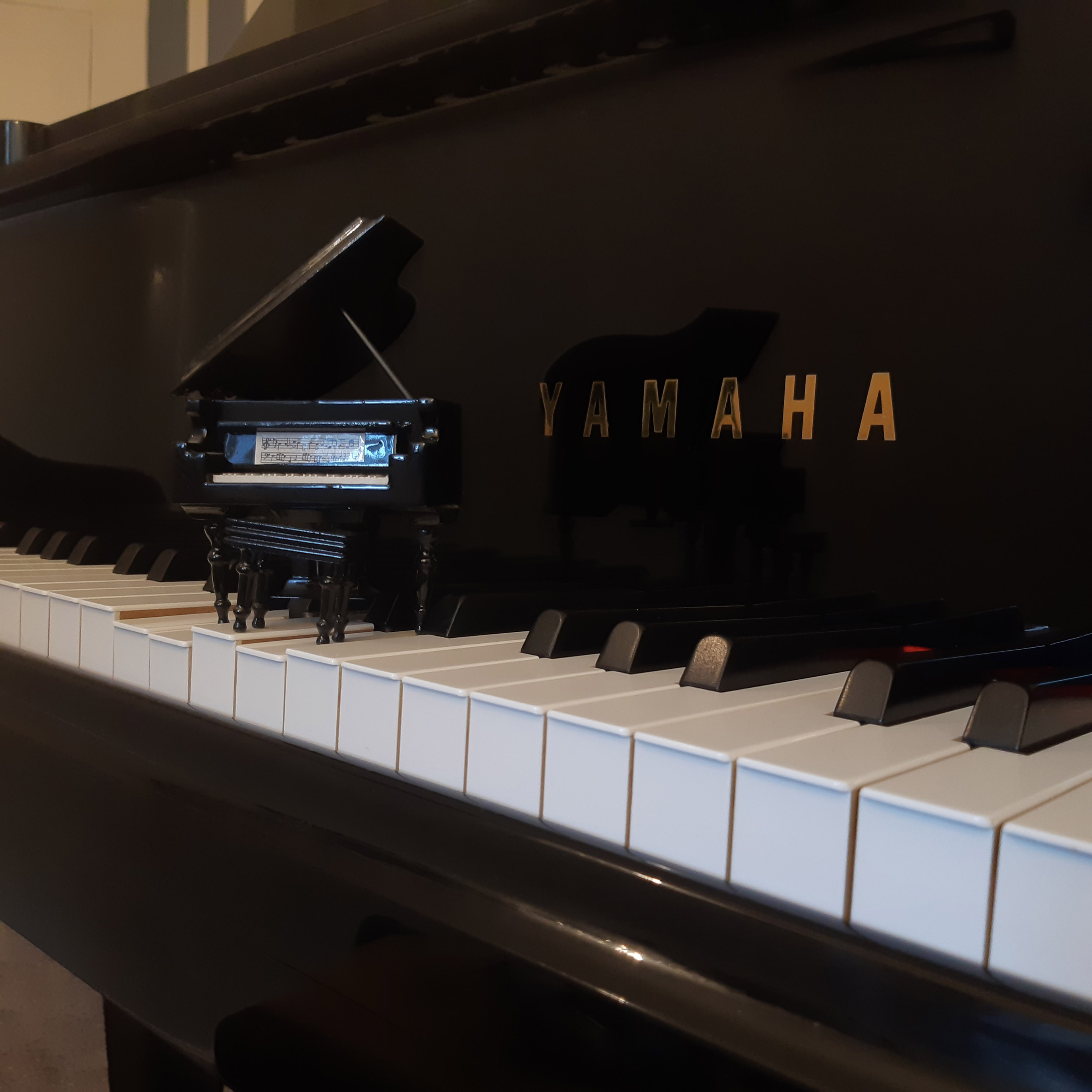 grand piano ornament placed on Yamaha grand keys